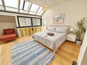 5 Schlafzimmer, Schreibtisch, Bügeleisen/Bügelbrett, Reisekinderbett