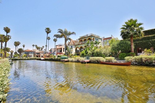 Waterfront 5 Bedroom Home on the Venice Canals!