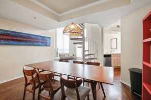 Dining - 2 Bedroom +Loft 1 block to Beach (Los Angeles)