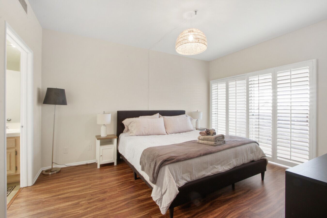 3 habitaciones, escritorio y tabla de planchar con plancha 