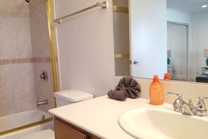 Een haardroger, handdoeken