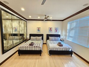 3 makuuhuonetta, työpöytä, silitysrauta/-lauta, vauvan matkasänky