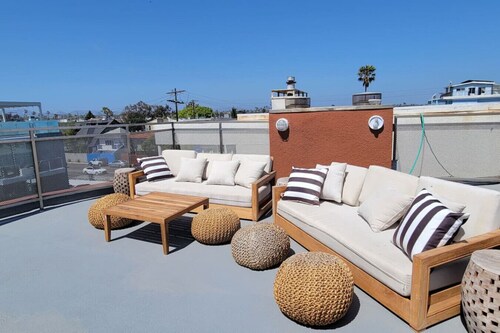 Luxury Venice 3 bedroom 2 bath, 1 block to Beach!