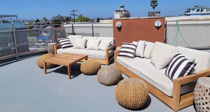 Luxury Venice 3 bedroom 2 bath, 1 block to Beach!