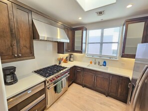 冷蔵庫、電子レンジ、オーブン、コンロ