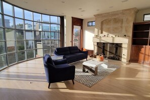 Una Smart TV, una chimenea