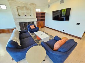 Smart TV y chimenea 