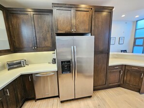 Frigorífico, microondas, horno y placa de cocina