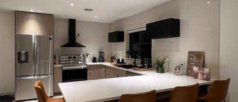 Refrigerador, microondas, horno y parrilla de estufa