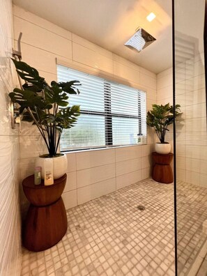 Een douche, een haardroger, handdoeken