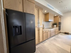 雪櫃、微波爐、焗爐、爐具
