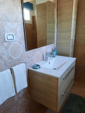 Dusche, Haartrockner, Bidet, Handtücher