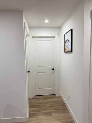 Interior - Cozy 2-bedroom Basement in South-East Calgary with WiFi (Calgary)