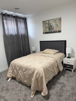 2 bedrooms, travel crib, WiFi, bed sheets - Cozy 2-bedroom Basement in South-East Calgary with WiFi (Calgary)