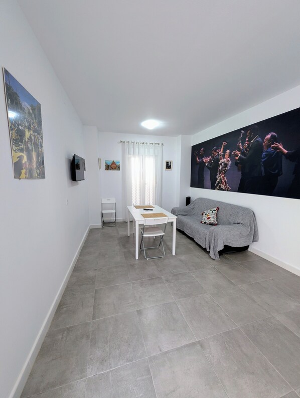 Comfort Apartment, Courtyard View | Living area | 32-inch Smart TV with digital channels, books, streaming services - Andalucia Jerez Apartamentos (Jerez de la Frontera)