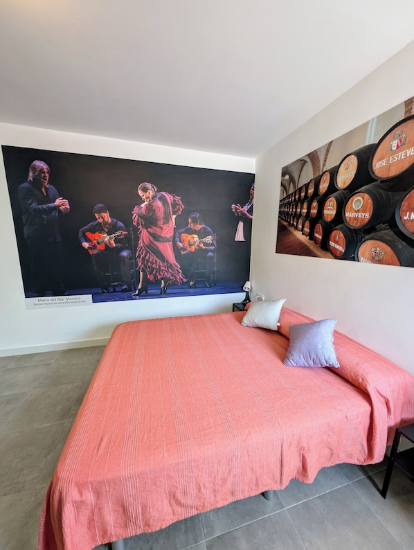 Cubrecamas, espacio para trabajar con laptop y cortinas blackout 