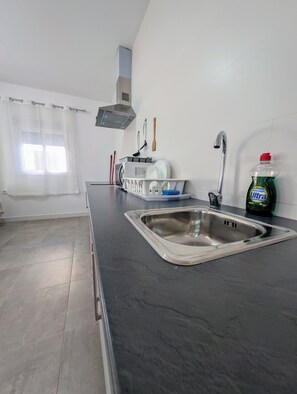 Comfort Apartment, Courtyard View | Private kitchen | Mini-fridge, microwave, stovetop, cookware/dishes/utensils - Andalucia Jerez Apartamentos (Jerez de la Frontera)