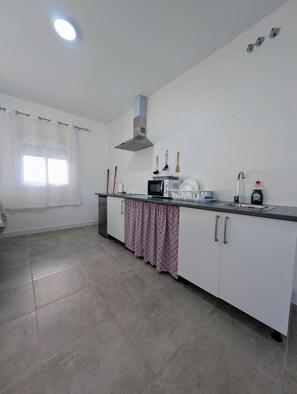 Appartement Confort, vue sur la cour intérieure | Cuisine privée | Mini-réfrigérateur, four à micro-ondes, surface de cuisson