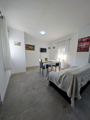 Comfort Apartment, Courtyard View | Living area | 32-inch Smart TV with digital channels, books, streaming services - Andalucia Jerez Apartamentos (Jerez de la Frontera)