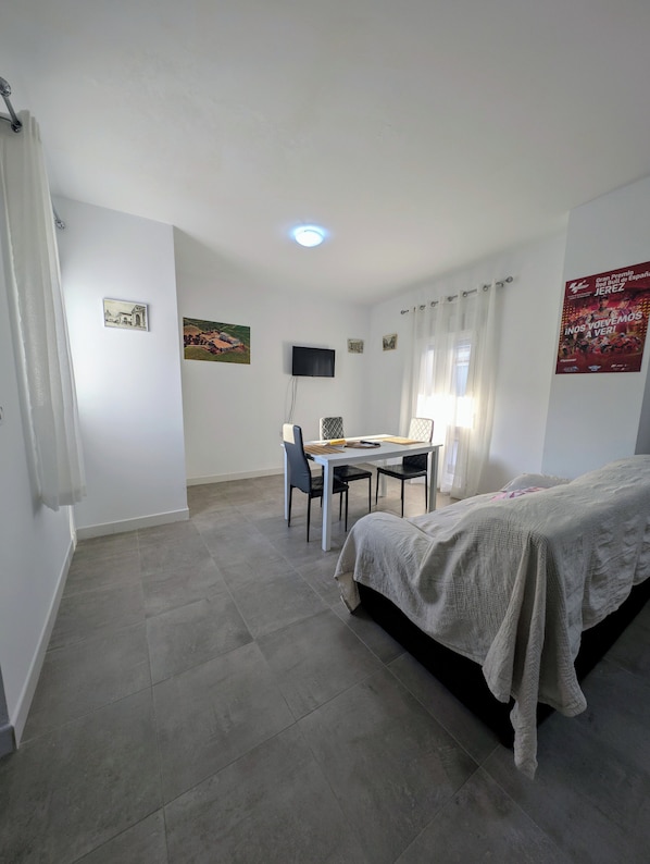 Departamento Confort, vista al patio | Área de sala de estar | Smart TV de 32 pulgadas con canales digitales y libros