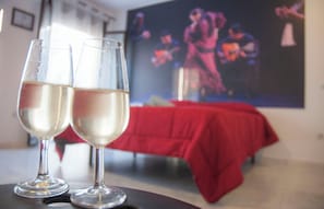 Căn hộ tiện nghi đơn giản, quang cảnh sân vườn | Chăn bông, khu vực làm việc phù hợp cho laptop, màn/rèm cản sáng
