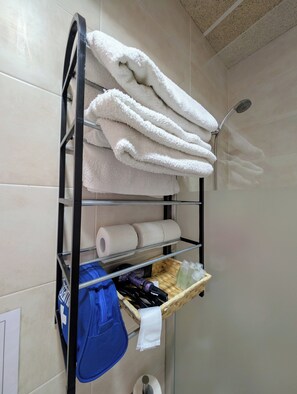 Appartement Confort, vue cour intérieure | Salle de bain | Douche, articles de toilette gratuits, sèche-cheveux, peignoirs