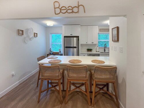Charming 2BR Coastal Condo Ocean Springs –Quick access to Beach & Shops!