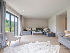 Living area - 4 bedroom accommodation in Tring (Tring)