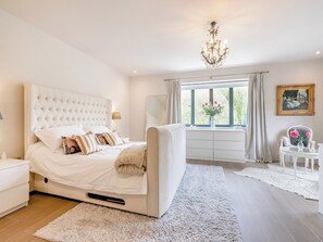 4 bedrooms, free WiFi, bed sheets