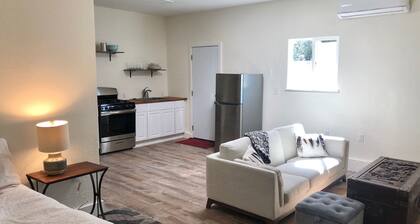 Charming Studio in Great Location in Charming Napa, Close to Downtown..