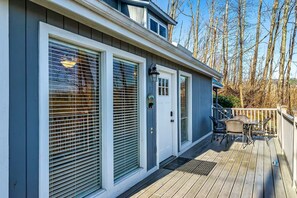 Outdoor dining - 2 King Suites • Near Downtown • Hot Tub • 3 Pools • Dog Friendly • Mountain View (Gatlinburg)