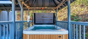 NEW TO VRBO - Cozy 2-bedroom 2-bathroom cabin in Chalet Village - pet friendly!