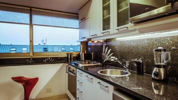 Refrigerador, microondas, horno y cafetera y tetera