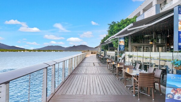 Outdoor dining - Belle Escapes 25 Harbour Lights with Magical Water Views (Cairns City)