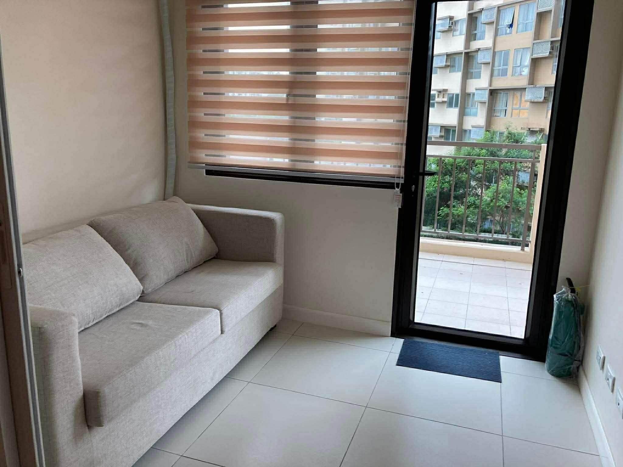 Desk, laptop workspace, free WiFi