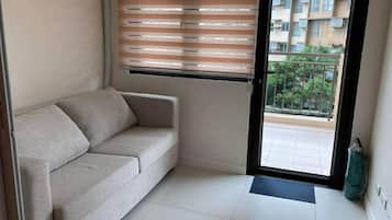 Skrivebord, skrivebord for bærbar PC og wi-fi (inkludert)