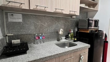 Fridge, microwave, stovetop, cookware/dishes/utensils