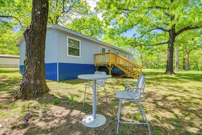 4 Mi to Bennett Spring SP: Dog-Friendly Home!