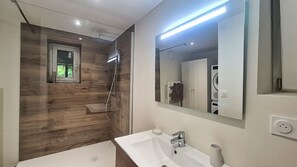 Dusche, Haartrockner, Handtücher, Toilettenpapier