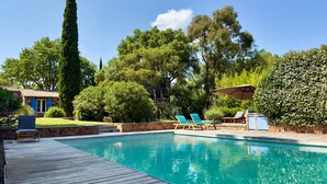 A swimming pool with lounge chairs and a wooden deck. - Villa Rocks 3120 - A haven of peace at the foot of Roquebrune rock (Roquebrune-sur-Argens)