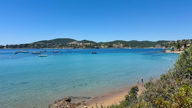 A coastal view with clear water, boats, and a beach. - Villa Rocks 3120 - A haven of peace at the foot of Roquebrune rock (Roquebrune-sur-Argens)