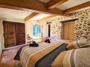 4 makuuhuonetta, työpöytä, silitysrauta/-lauta, vauvan matkasänky