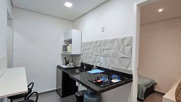 Geladeira, micro-ondas, cooktop, cafeteira/chaleira