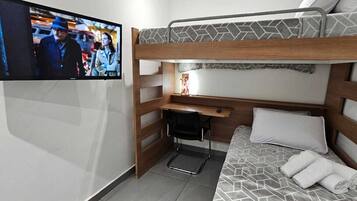 1 quarto, escrivaninha, ferros/tábuas de passar roupa, Wi-Fi de cortesia