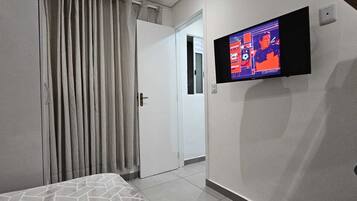 1 quarto, escrivaninha, ferros/tábuas de passar roupa, Wi-Fi de cortesia