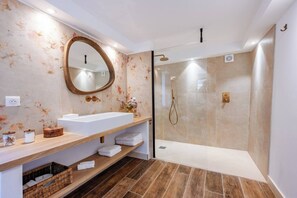 Dusche, Haartrockner, Handtücher, Seife