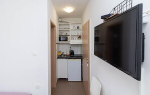 Fridge, stovetop