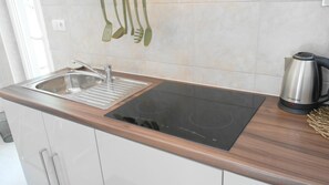 Réfrigérateur, micro-ondes, plaque de cuisson, cafetière/bouilloire