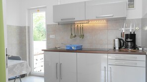 Réfrigérateur, micro-ondes, plaque de cuisson, cafetière/bouilloire
