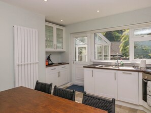 Dishwasher, cookware/dishes/utensils - Beckside (Ambleside)